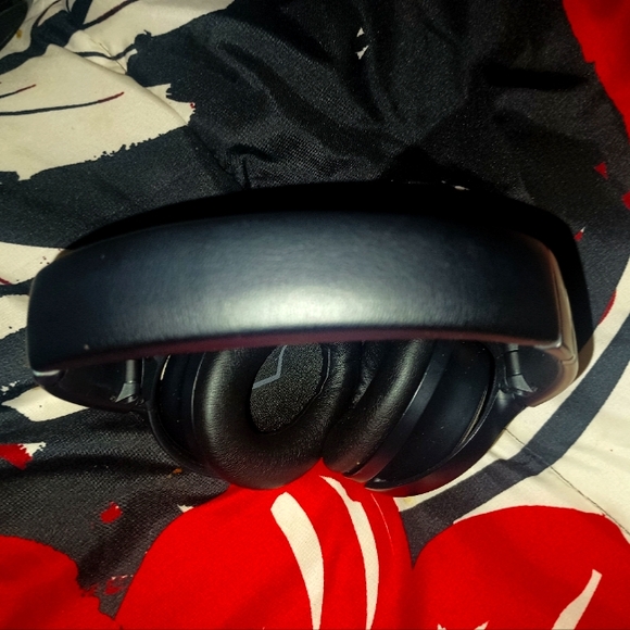 BOSE- Quietcomfort45 sound cancellation Bluetooth headphones. QC45 - Picture 3 of 4